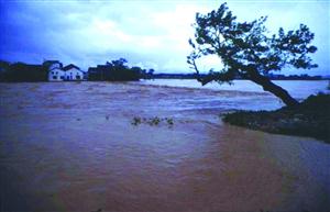洪水泛滥的湘江