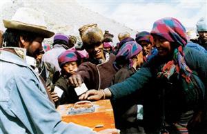 西藏自治区江孜县农民在投票