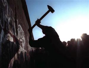向柏林墙砸去