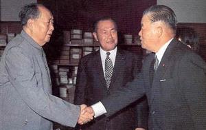 毛泽东主席会见日本首相田中角荣（中）和外务大臣