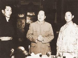 毛泽东与阿沛·阿旺晋美(右)