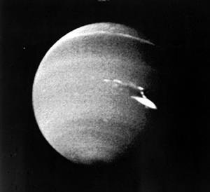 “旅行者”2号太空探测器发回的海王星照片