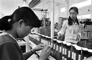 工人在化妆容器生产流水线上作业