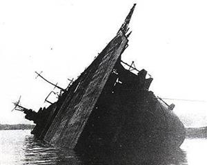 日本航母“加贺”号下沉