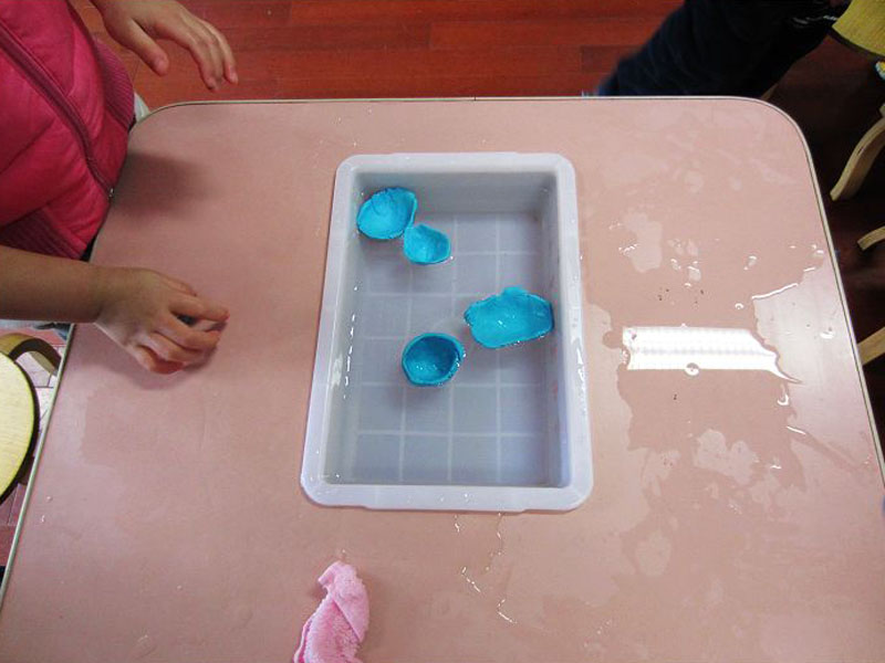 用橡皮泥做成的船&nbsp;科学 五年级下册（教科版）